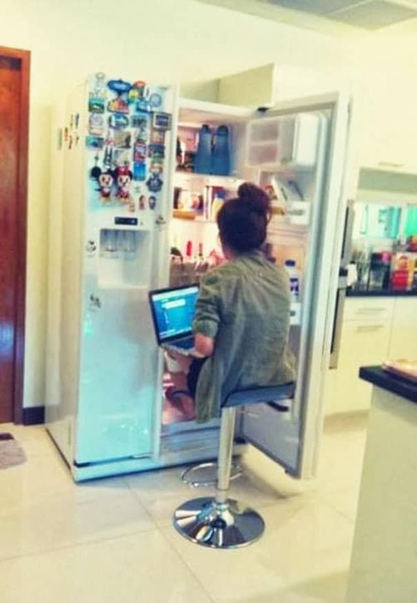 девочка сидит перед холодильником