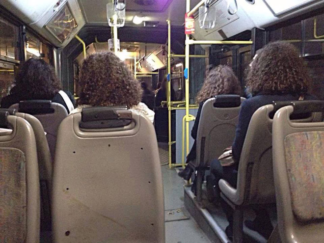 кучерявые люди в автобусе