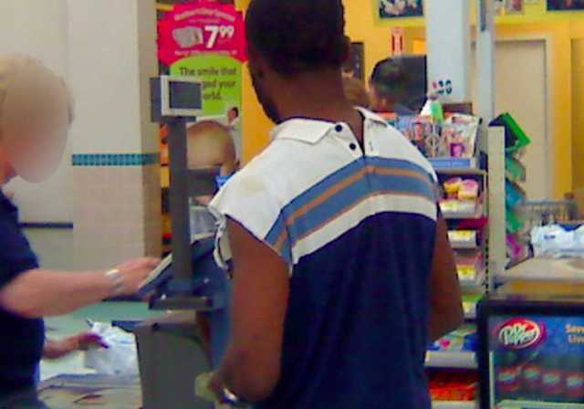 чернокожий парень в супермаркете