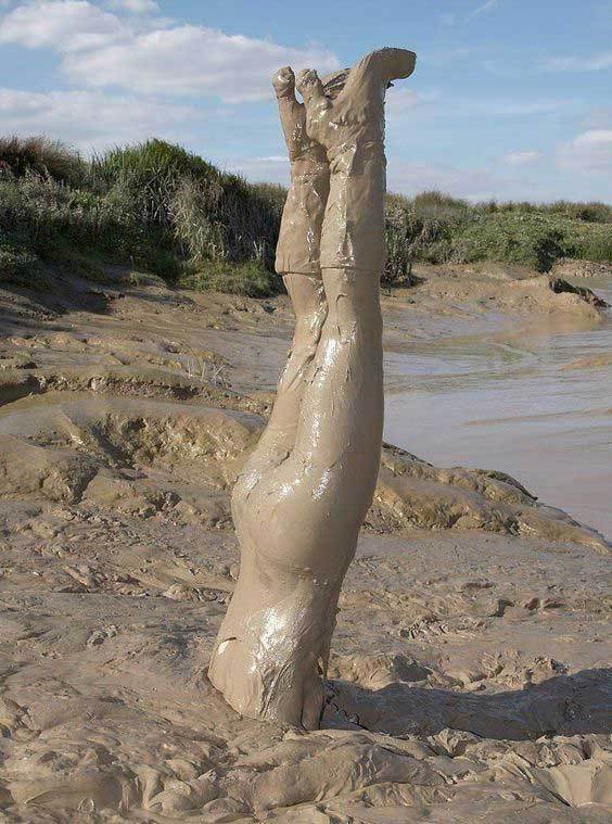 женские ноги в грязи