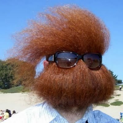 бородатый мужчина в очках