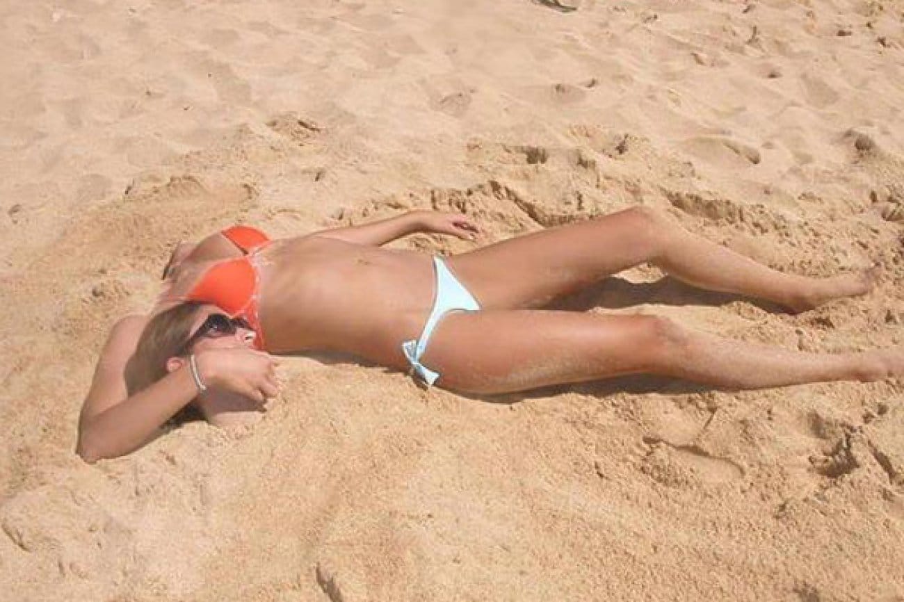 девушка лежит на песке