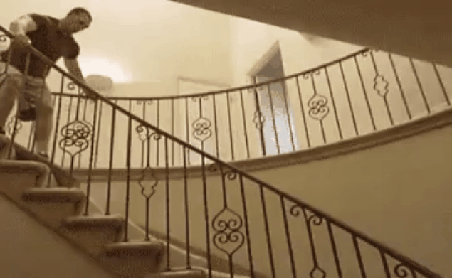 мужчина падает на лестнице
