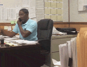 чернокожий мужчина в офисе
