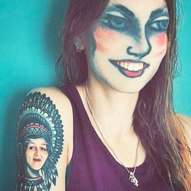 девушка с татуировкой вместо лица