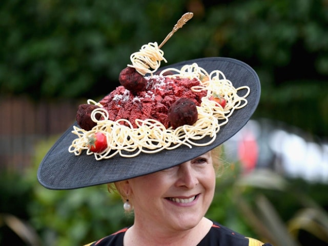 женщина в шляпе со спагетти