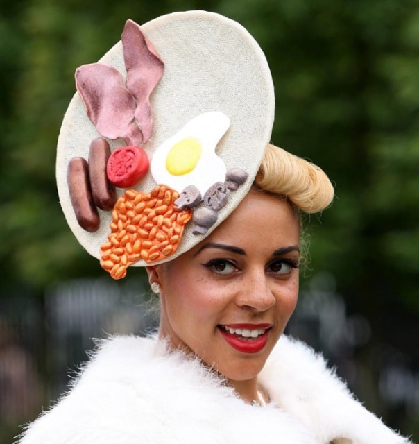 девушка в шляпке с беконом и яичницей