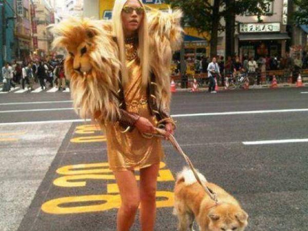 блондинка с собакой на улице