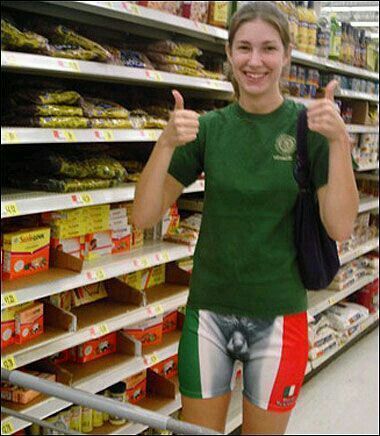 девушка в неприличных шортах в супермаркете