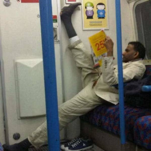 мужчина читает в метро