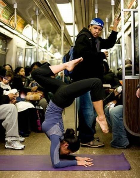 девушка занимается йогой в метро