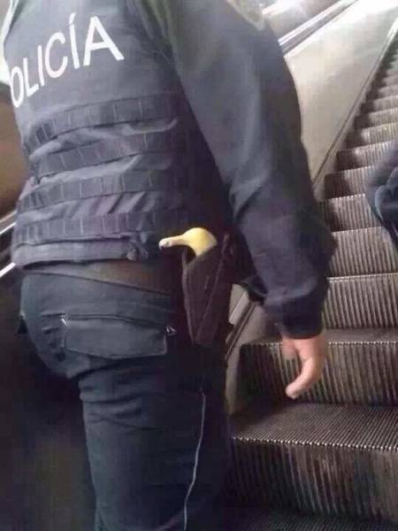полицейский с бананом в кобуре