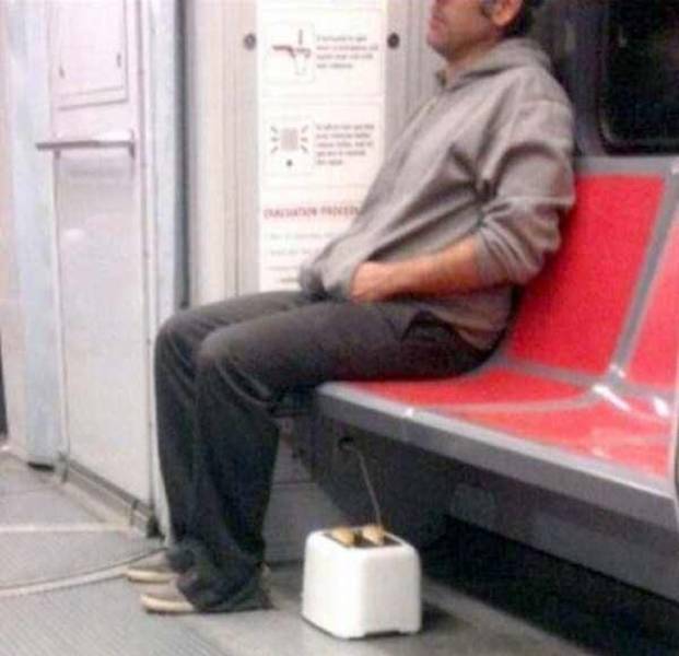 мужчина с тостером в метро