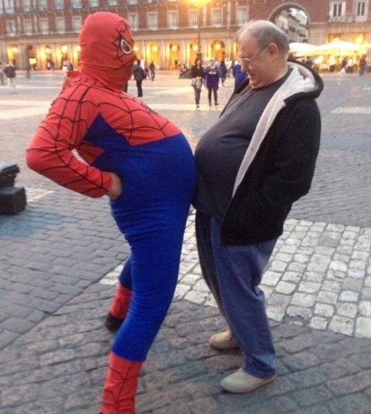 человек-паук и мужчина на улице