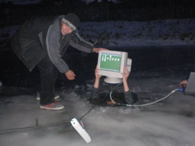 парень провалился под лед с компьютером в руках