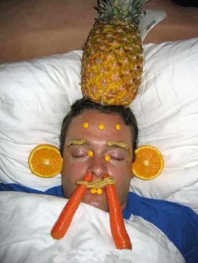 парень спит с ананасом на голове