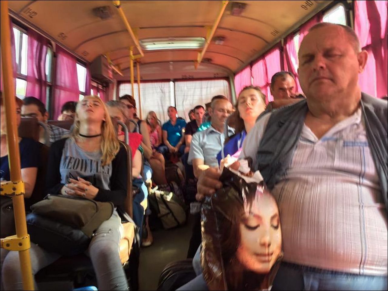 люди в автобусе