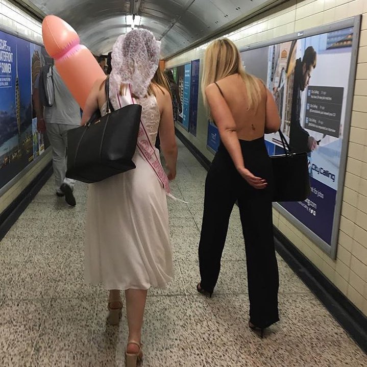 девушки в метро