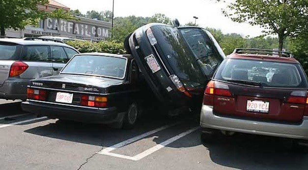 машины на парковке
