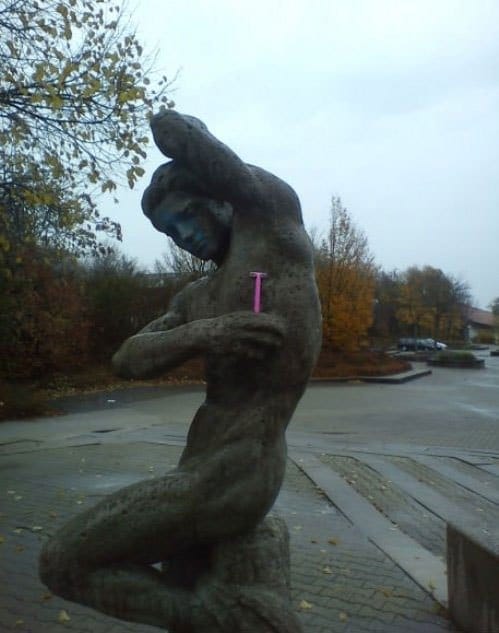 скульптура с розовым станком в руке