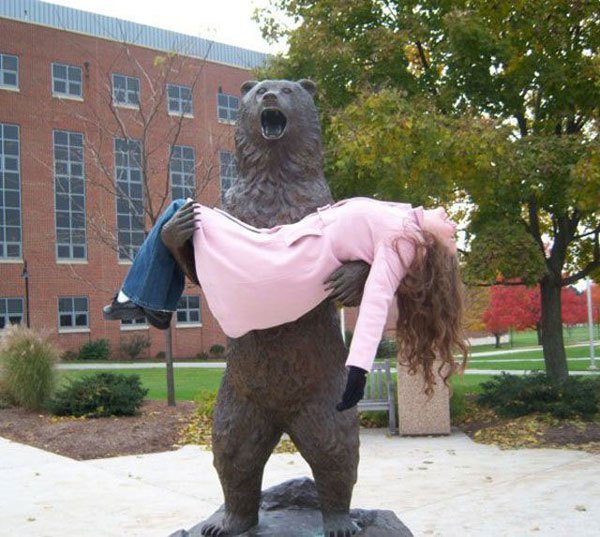 девушка на статуе медведю