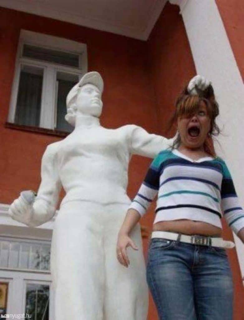 девушка и статуя