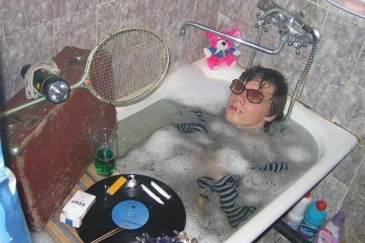 парень лежит в ванне