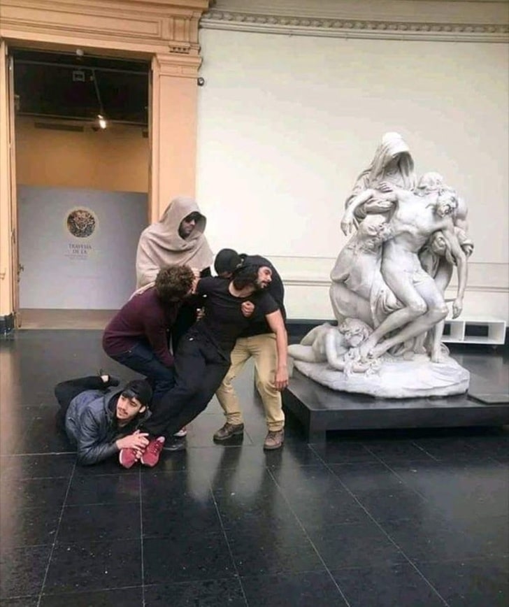 парни копируют статую