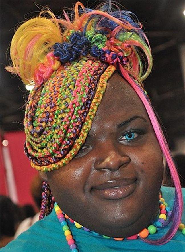 чернокожая женщина с цветными косичками