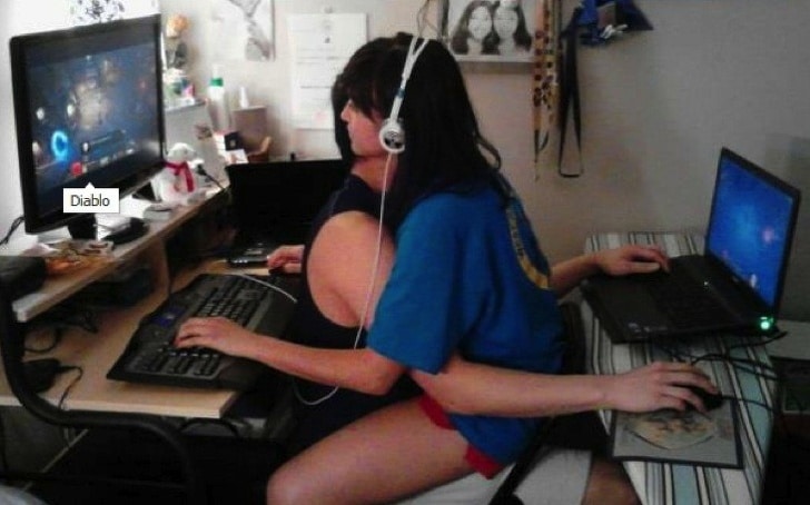 пара играет на компьютере