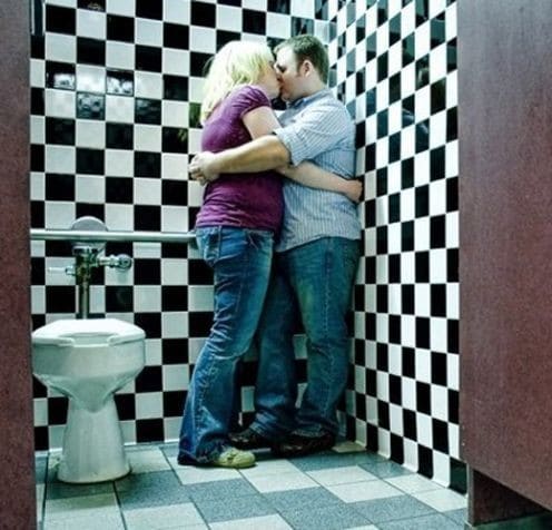 пара целуется в туалете