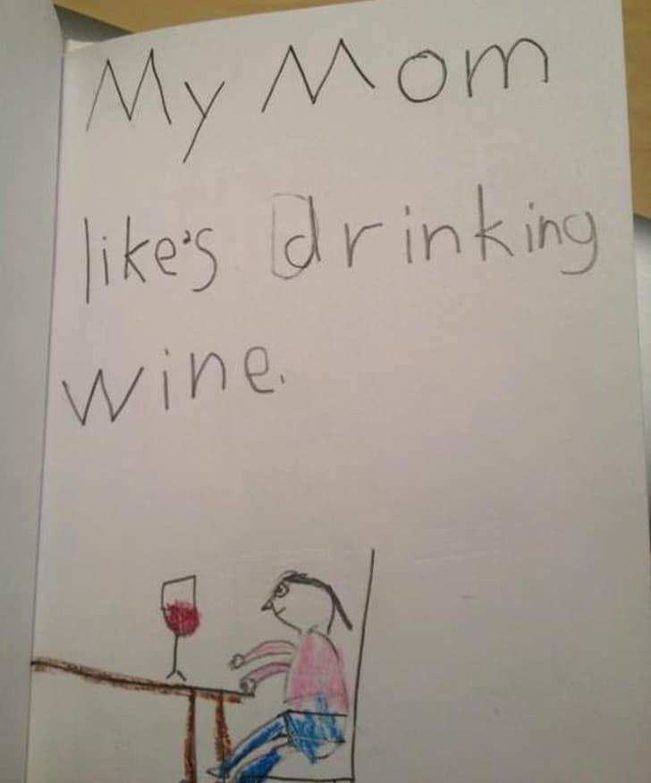 мама пьет вино