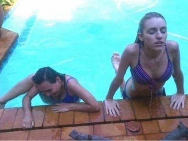 девушки в бассейне