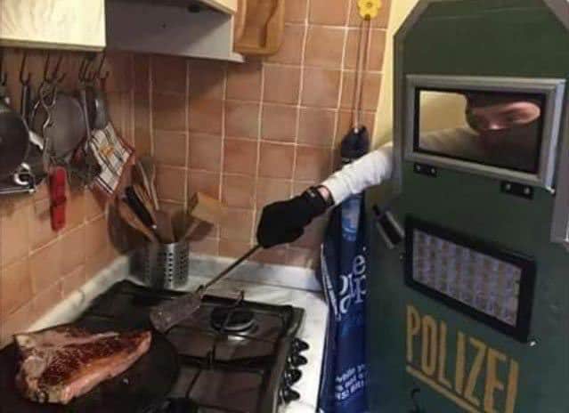 парень переворачивает мясо на сковороде