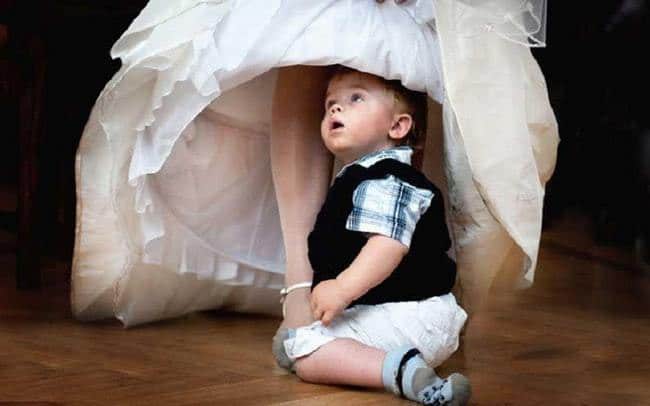 ребенок под платьем невесты