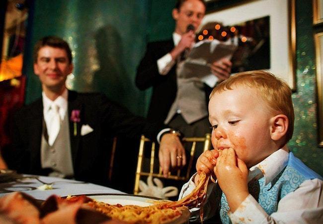 ребенок ест спагетти