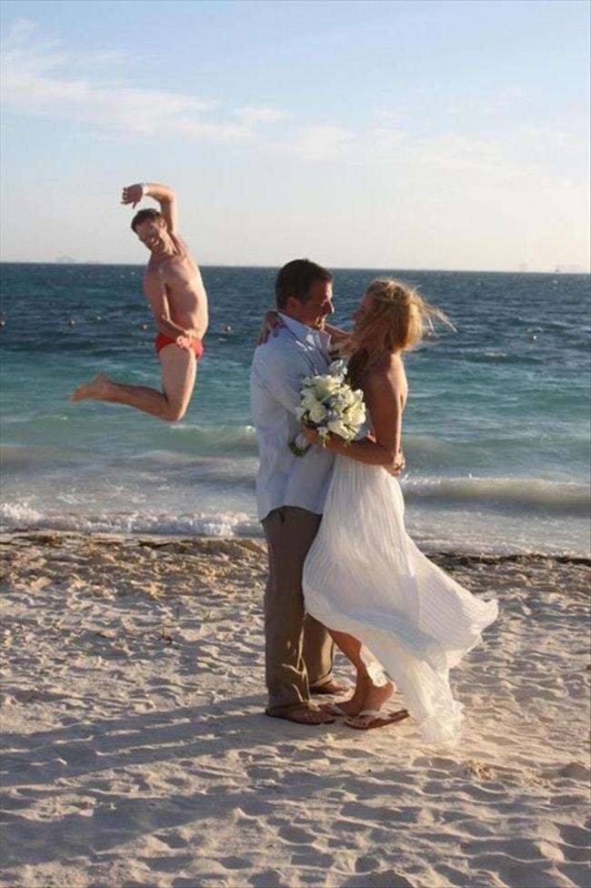 жених и невеста на пляже