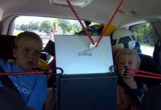 дети смотрят планшет в машине