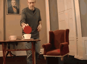 иллюзия с креслом и чашками