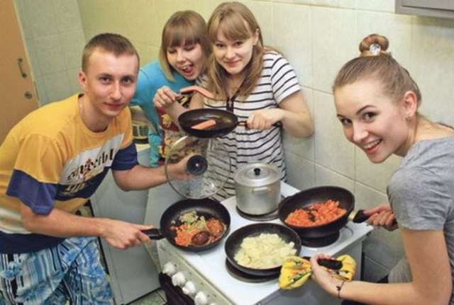 студенты с едой