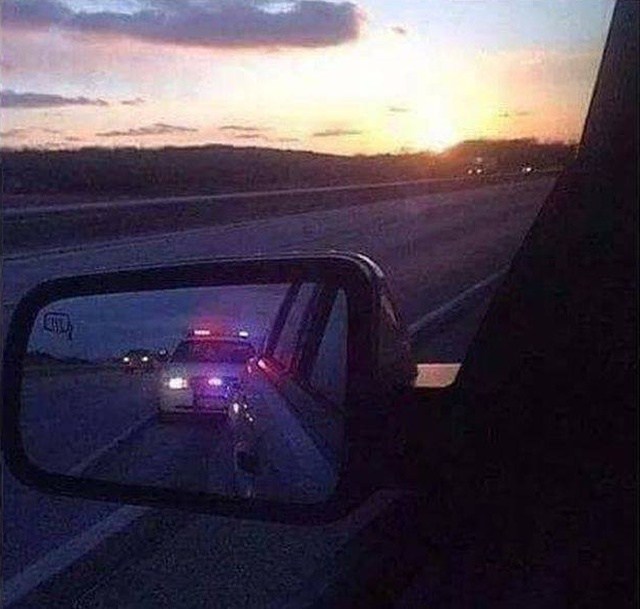 полицейская машина в зеркале авто