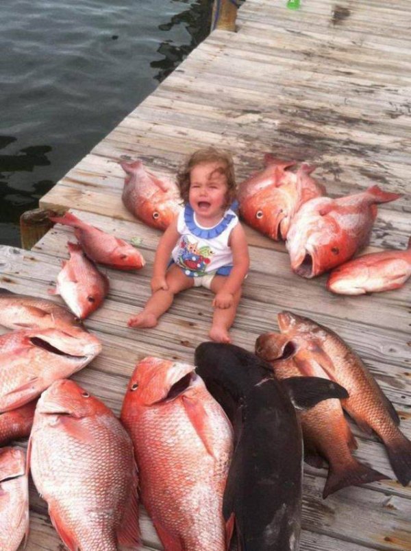 девочка плачет посреди рыбы