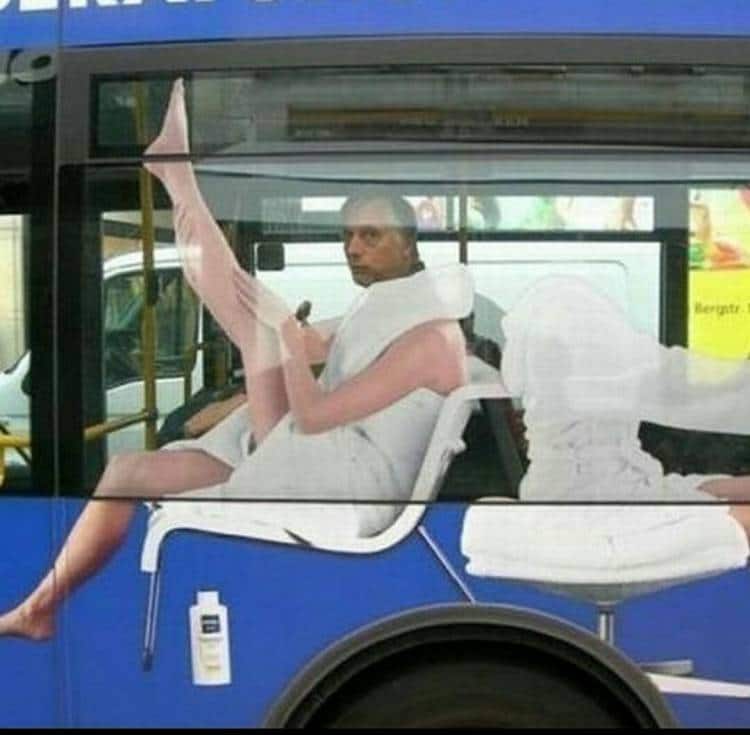 мужчина в автобусе