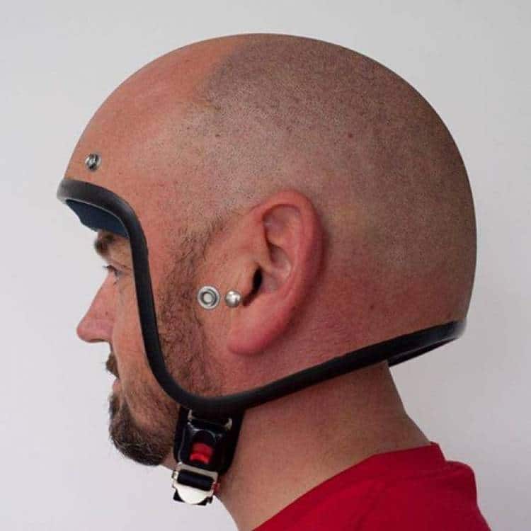 мужчина в шлеме