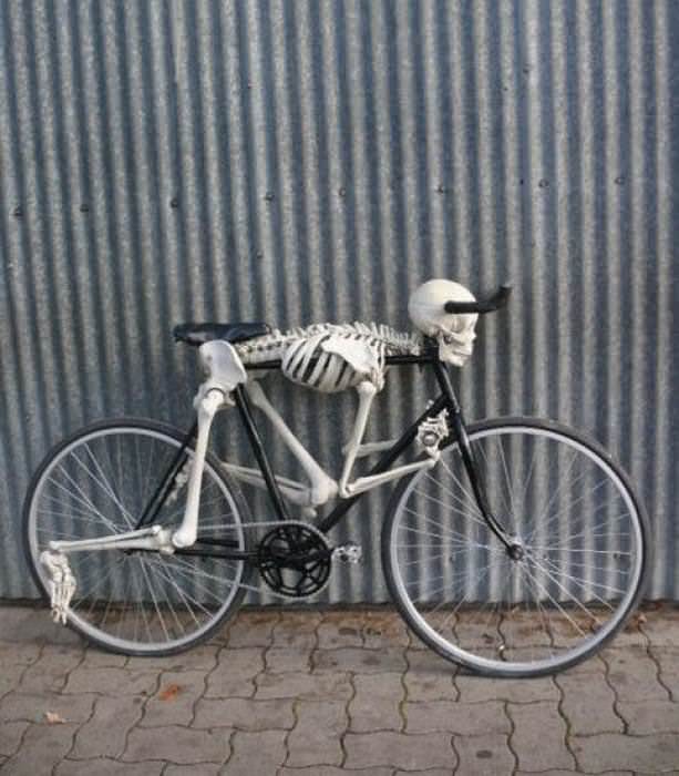 скелет на велосипеде