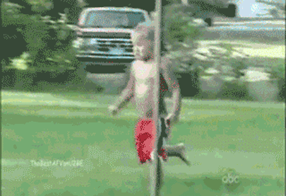 мальчик прыгает в бассейн