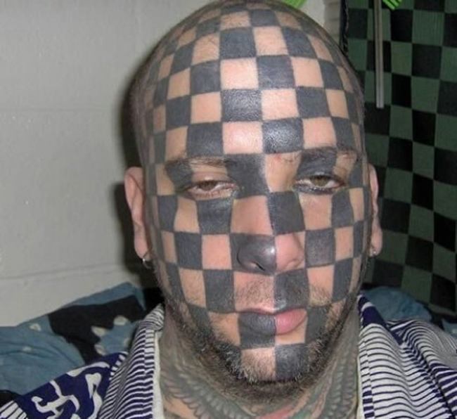 парень с татуировкой на лице