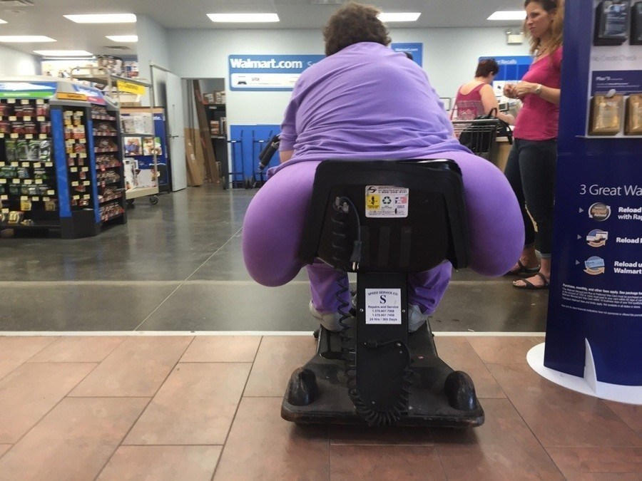 женщина с лишним весом в магазине