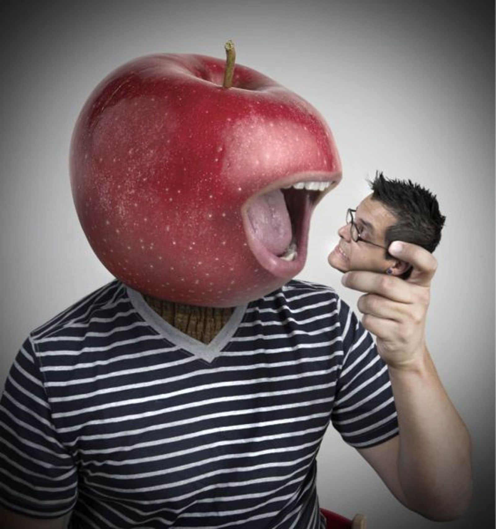 мужчина с яблоком вместо головы
