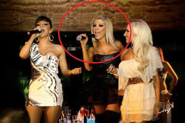 три девушки с микрофонами